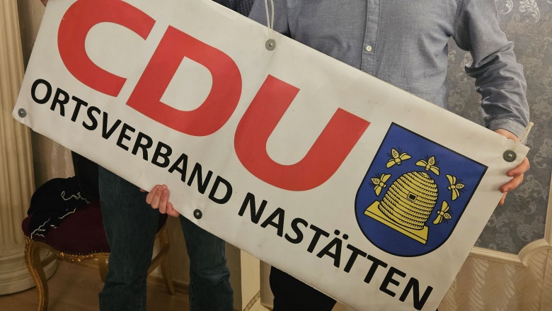 Andreas Müller (links), der bisherige Vorsitzende des CDU-Ortsverbands Nastätten, übergibt sein Amt an Alexander Schweitzer. Andreas Müller (links), der bisherige Vorsitzende des CDU-Ortsverbands Nastätten, übergibt sein Amt an Alexander Schweitzer.