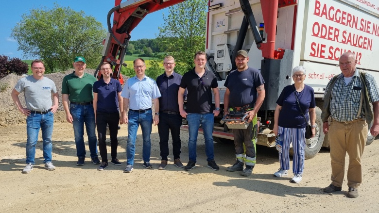 Beim Besuch der CDU aus dem Blauen Ländchen stellten die beiden Geschäftsführer Rainer (rechts) und Alexander Schmidt (links) den Kommunalpolitikern ihren Betrieb in Oberwallmenach vor.