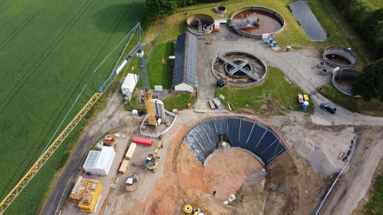 Die Baustelle der Kläranlage aus der Vogelperspektive. Im Hintergrund die bisherigen Anlagen, im Vordergrund das neue Klärbecken. 