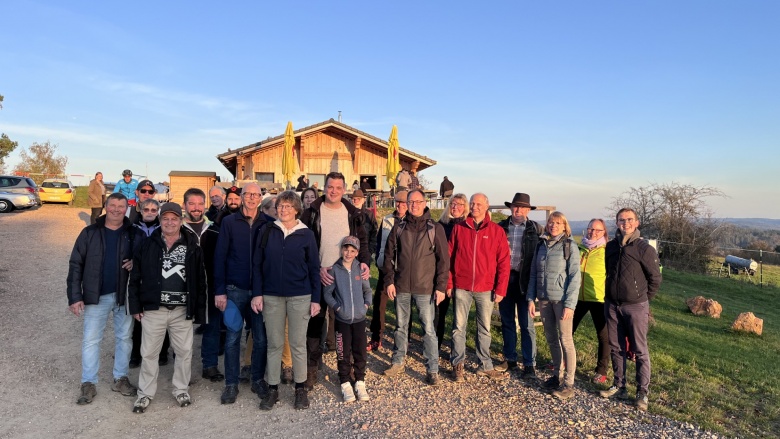 Gute Laune bei der Wandergruppe der CDU, nachdem mit der Atzmanhütte in Dickschied der Zielpunkt der diesjährigen Herbstwanderung erreicht wurde.