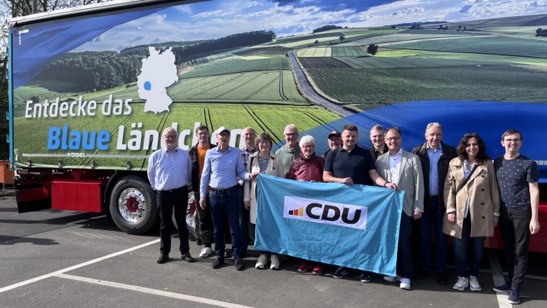 v.l.n.r.: Klaus Brand, Heiko Koch, Uwe Sontag, Jörg von der Heydt, Isabel Sontag, Lothar Bindczeck, Ulrike Götzensberger-Schrupp, Markus Ring, Kai Brand, Alexander Schweitzer, VG-Bürgermeister Jens Güllering, Landtagsvizepräsident Matthias Lammert MdL, An