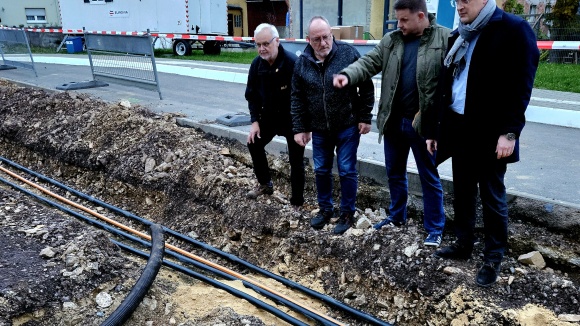 Ortsbürgermeister Klaus Brand (links) stellt den CDU-Kommunalpolitikern die umfangreichen Baumaßnahmen in Ehr vor. 