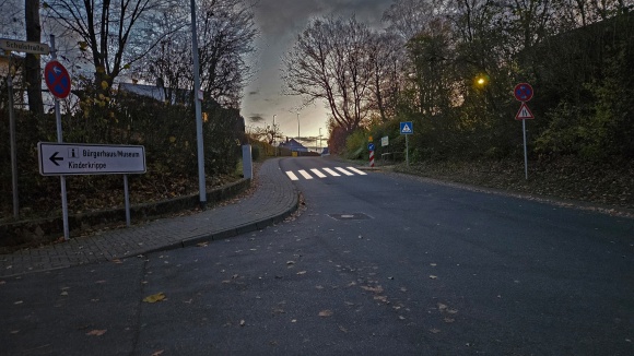 Wie auf dieser Fotomontage könnte ein Zebrastreifen die Situation vor Ort erheblich verbessern. 