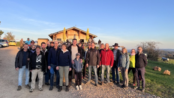 Gute Laune bei der Wandergruppe der CDU, nachdem mit der Atzmanhütte in Dickschied der Zielpunkt der diesjährigen Herbstwanderung erreicht wurde.