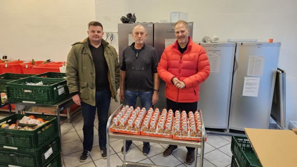 Die CDU übergibt Schoko-Nikoläuse an die Tafel in Nastätten