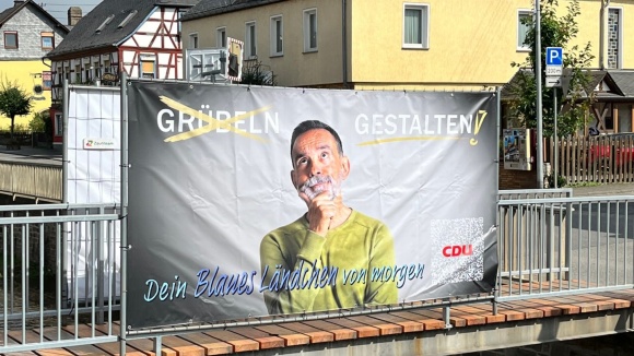 Die CDU wirbt mit Bannern überall in der Verbandsgemeinde für die Teilnahme an der Befragung. 