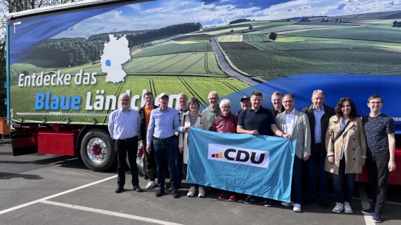 v.l.n.r.: Klaus Brand, Heiko Koch, Uwe Sontag, Jörg von der Heydt, Isabel Sontag, Lothar Bindczeck, Ulrike Götzensberger-Schrupp, Markus Ring, Kai Brand, Alexander Schweitzer, VG-Bürgermeister Jens Güllering, Landtagsvizepräsident Matthias Lammert MdL, An