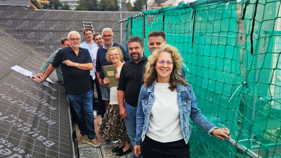 Bevor eine PV-Anlage installiert wird, wird das Dach des Verwaltungsgebäudes energetisch saniert und neu eingedeckt. 