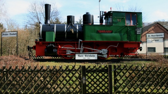 Von 1981 bis 2017 begrüßte die grüne Denkmallokomotive die Autofahrer, wenn man von Richtung Süden nach Nastätten einfuhr. 