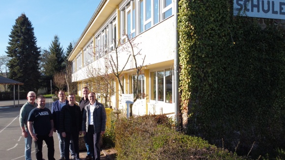 Die CDU-Fraktion aus dem Verbandsgemeinderat machte sich vor Ort ein Bild von den Baumaßnahmen an der Grundschule in Miehlen.